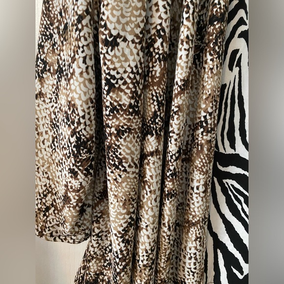 EUC, reversible animal print cardigan. Size 1x/2x, rayon like fabric - Picture 3 of 6